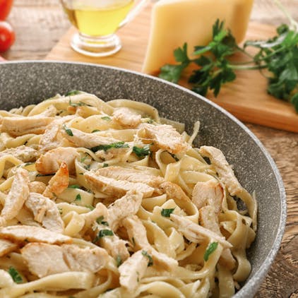 Fettuccine Alfredo with Chicken Party of 10